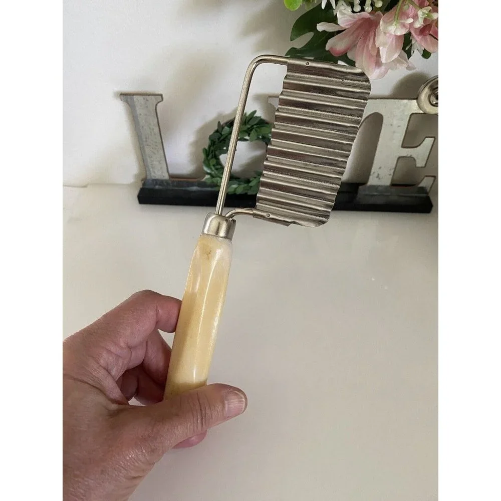 Vintage Vegetable Crinkle‎ Cutter Potato Cheese Slicer Beige Plastic Handle EUC